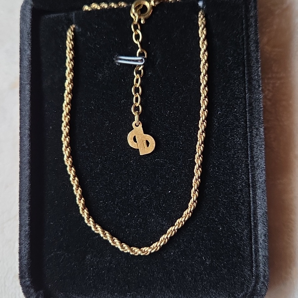 Dior Elegant Gold Necklace - Picture 2 of 2